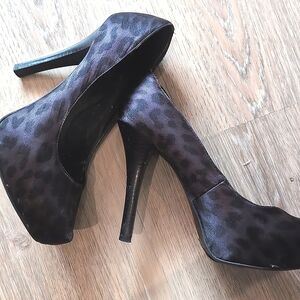 Carlos Santana Leopard Heels Sleek Design